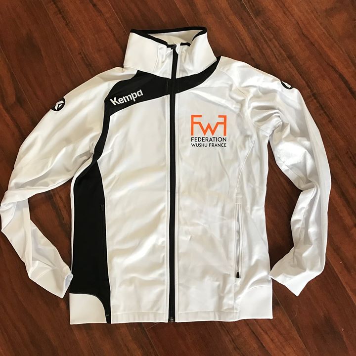 Vous voulez soutenir la FWF, pensez survêtement FWF.

Design coupé-cousu
Manches...