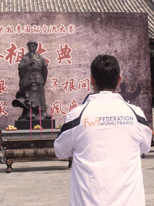 Paul Sniady,5ème Duan ,Responsable National Taili devant la statue de Chen Wang ...